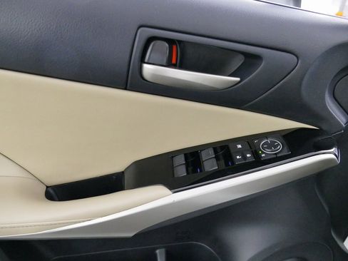 Used 2018 Lexus IS 300 AWD image 11