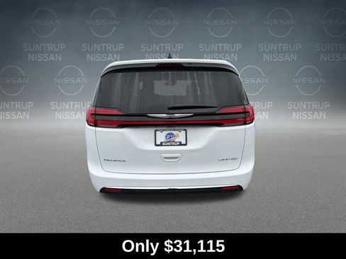 Used 2024 Chrysler Pacifica Limited image 4