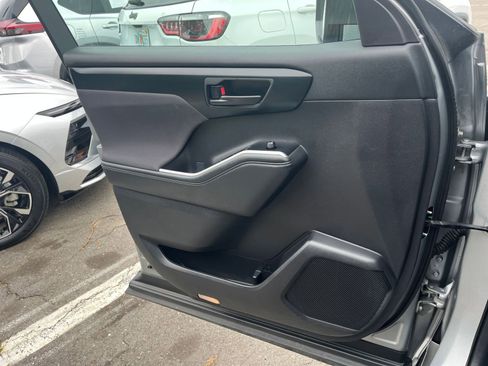 Used 2025 Toyota Highlander LE FWD image 18