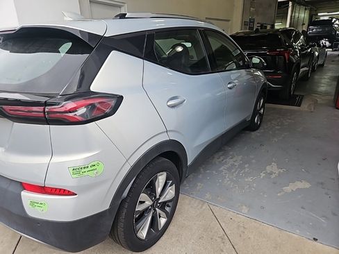 Used 2022 Chevrolet Bolt EUV LT w/ Convenience Package image 4