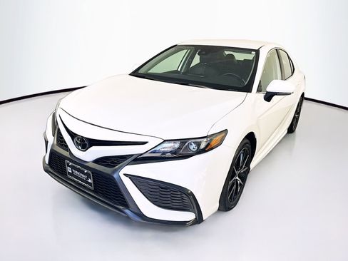 Used 2024 Toyota Camry SE FWD image 3