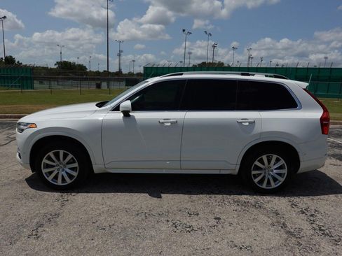 Used 2018 Volvo XC90 T5 Momentum w/ Convenience Package FWD image 4