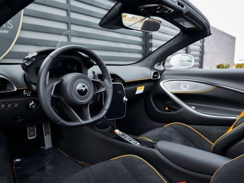 Used 2025 McLaren Artura Spider image 2