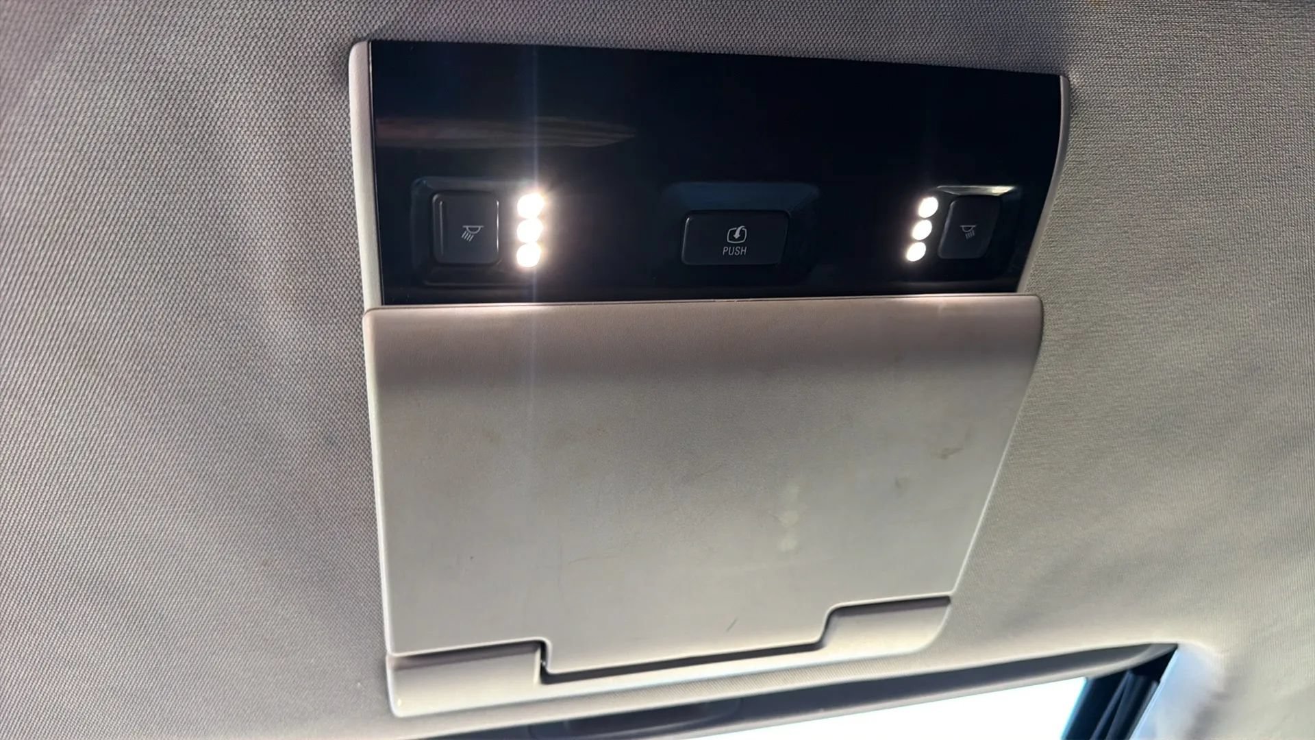 Used 2015 Chevrolet Suburban LT RWD image 27