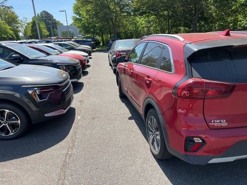 Used 2022 Kia Niro EX Premium FWD image 4