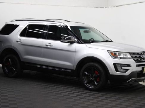 Used 2017 Ford Explorer XLT image 1