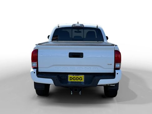 Used 2017 Toyota Tacoma TRD Off-Road AWD/4WD image 4