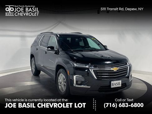 Used 2023 Chevrolet Traverse LT image 1