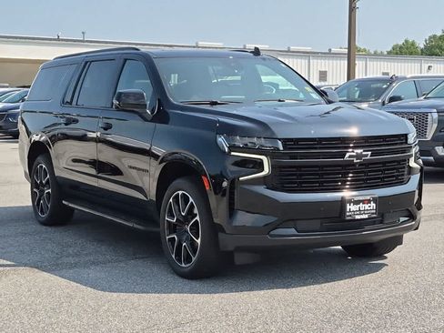 Used 2024 Chevrolet Suburban RST w/ Luxury Package AWD/4WD image 3