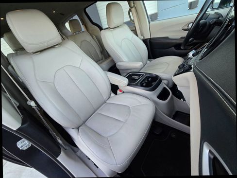 Used 2021 Chrysler Pacifica Touring-L w/ Premium & Safety Sphere Group image 25