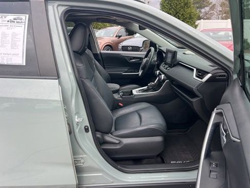 Used 2021 Toyota RAV4 XLE Premium image 35