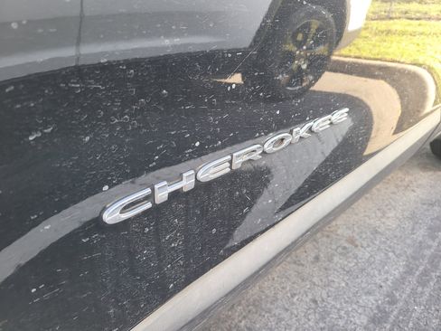 Used 2021 Jeep Cherokee Latitude Lux FWD image 9
