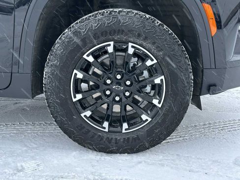 Used 2025 Chevrolet Traverse Z71 image 9