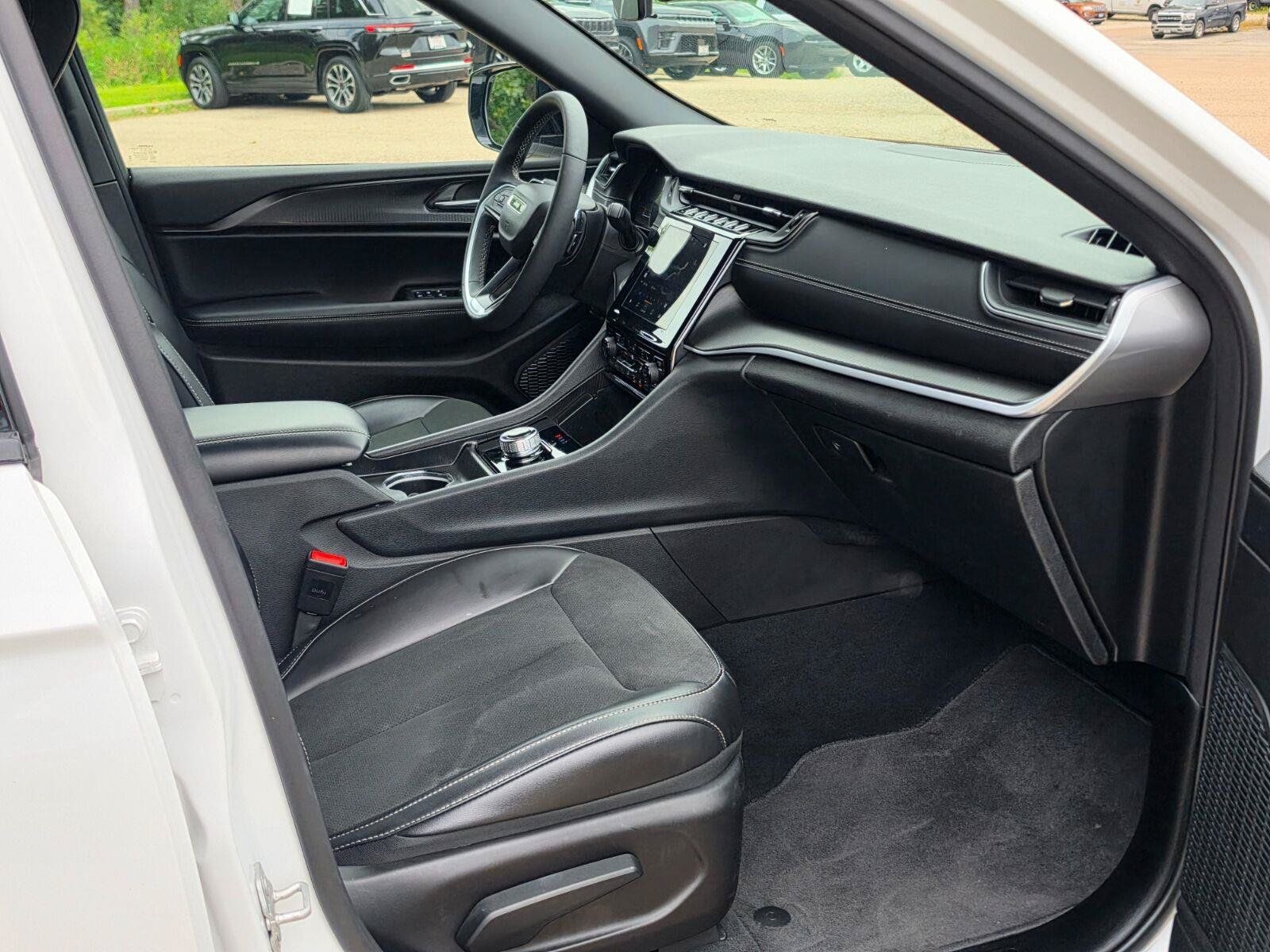 Used 2025 Jeep Grand Cherokee Altitude AWD/4WD image 10