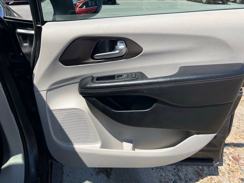 Used 2018 Chrysler Pacifica Touring-L Plus FWD image 30