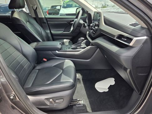 Used 2021 Toyota Highlander XLE FWD image 17