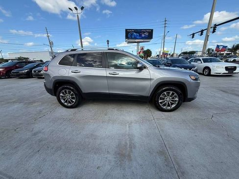 Used 2019 Jeep Cherokee Latitude Plus w/ Cold Weather Group AWD/4WD image 3