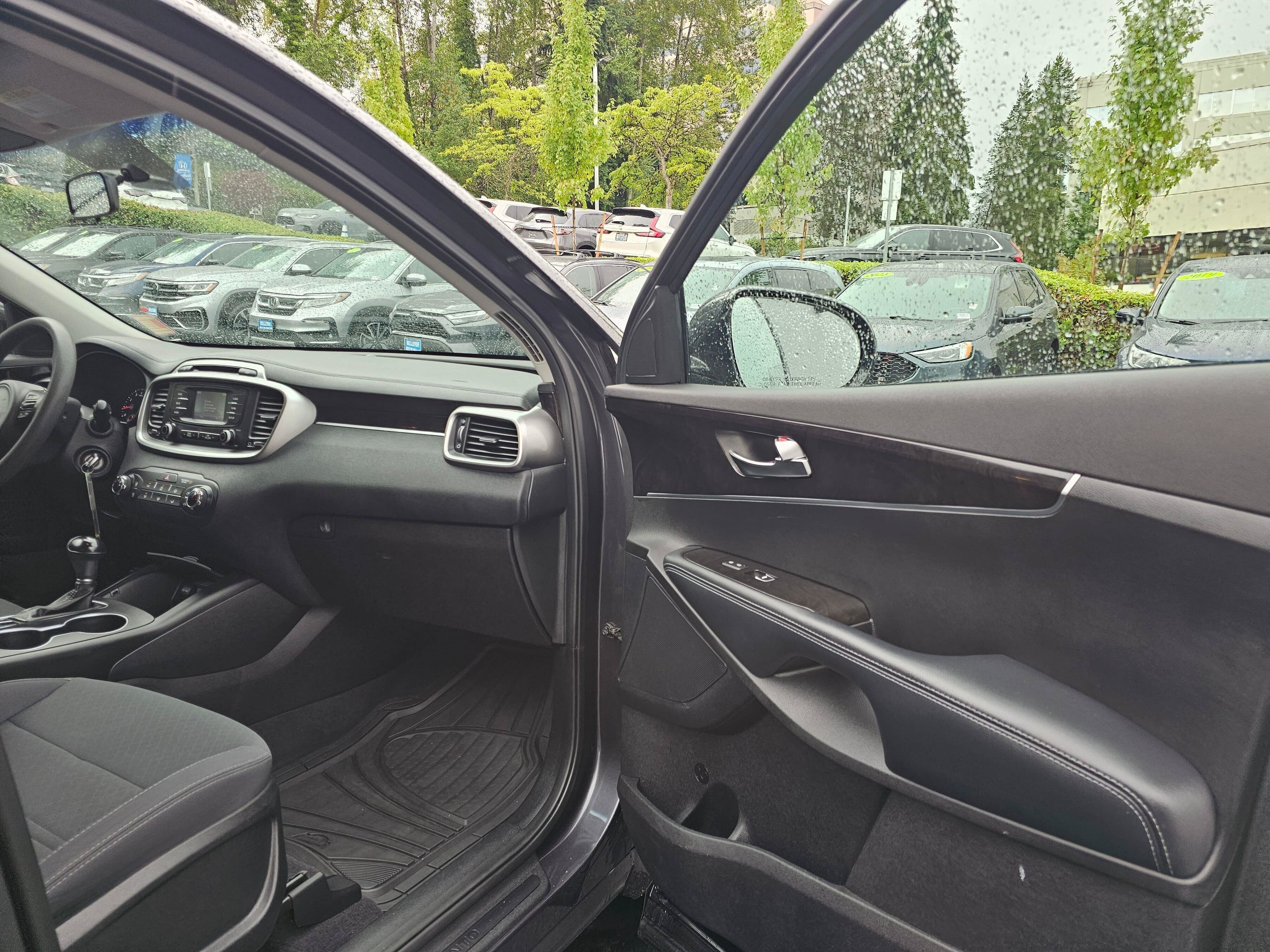 Used 2017 Kia Sorento FWD image 12