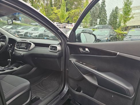 Used 2017 Kia Sorento FWD image 12