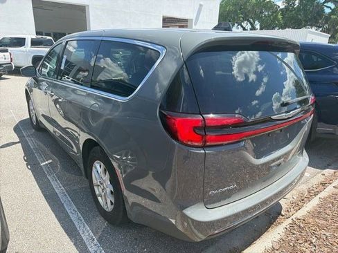 Used 2023 Chrysler Pacifica Touring-L FWD image 6