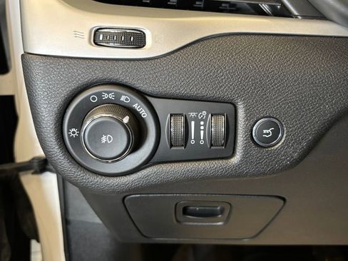 Used 2016 Jeep Cherokee Overland AWD/4WD image 19