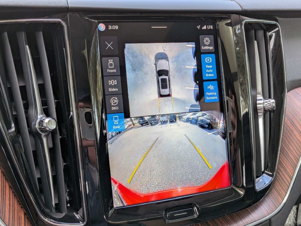 Certified 2024 Volvo XC60 B5 Plus AWD/4WD image 27
