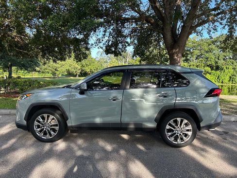 Used 2019 Toyota RAV4 XLE Premium FWD image 3