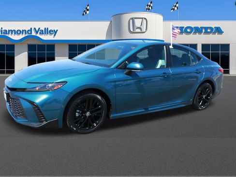 Used 2025 Toyota Camry SE FWD image 3