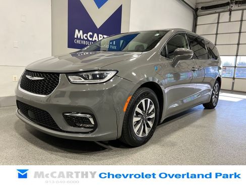 Used 2022 Chrysler Pacifica Touring-L FWD image 9