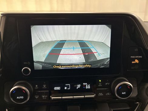 Used 2023 Toyota Highlander LE AWD/4WD image 15