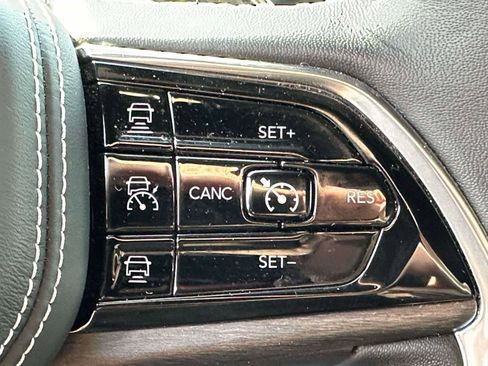 Used 2022 Jeep Grand Cherokee Overland w/ Luxury Tech Group IV image 21