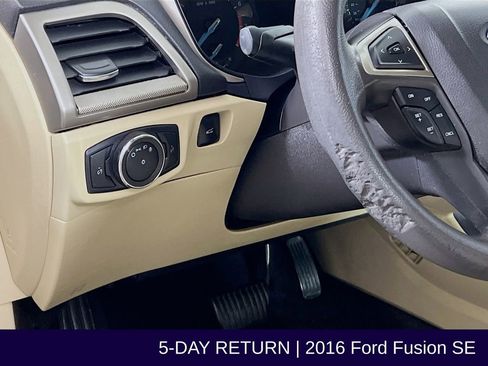 Used 2016 Ford Fusion SE image 12