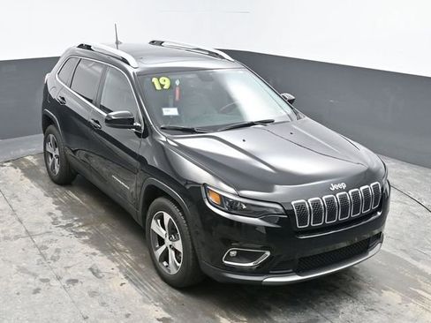 Used 2019 Jeep Cherokee Limited image 18