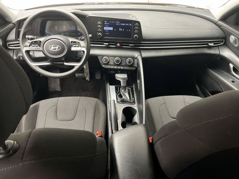 Used 2025 Hyundai Elantra SE FWD image 4