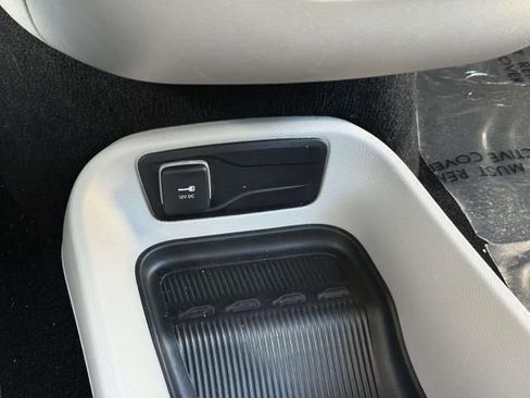Used 2023 Chrysler Pacifica Touring-L FWD image 28
