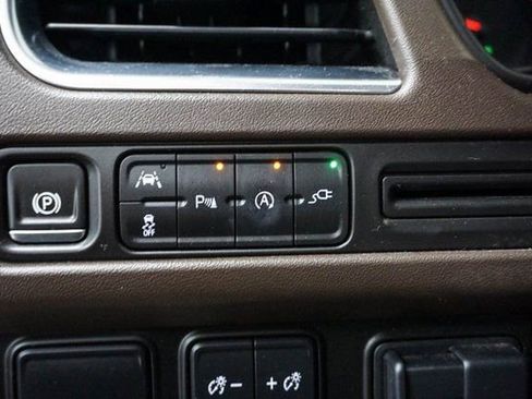Used 2021 Chevrolet Suburban LT w/ LT Signature Package RWD image 8