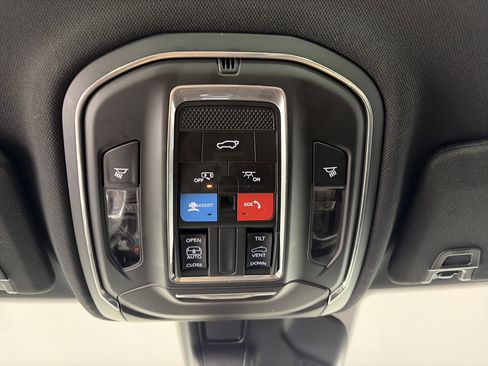 Used 2025 Jeep Grand Cherokee L Altitude image 33