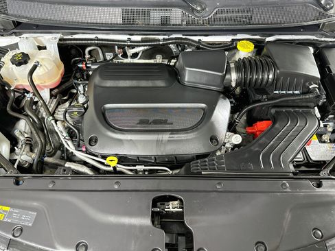 Used 2024 Chrysler Pacifica Limited FWD image 31