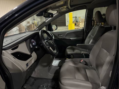 Certified 2020 Toyota Sienna XLE FWD image 9