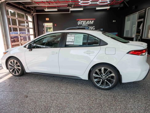 Used 2022 Toyota Corolla SE w/ SE Premium Package image 2