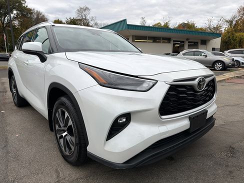 Used 2022 Toyota Highlander XLE image 3