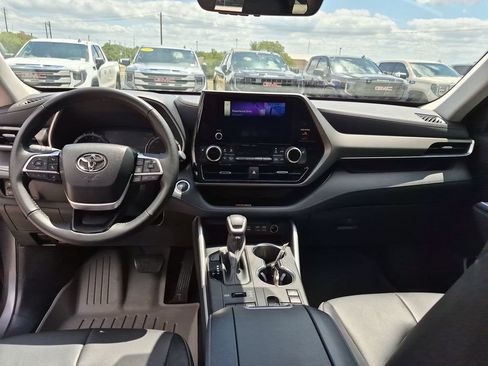 Used 2023 Toyota Highlander XLE AWD/4WD image 32