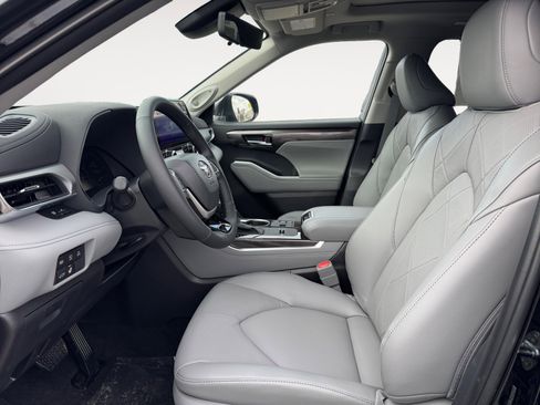 New 2026 Toyota Highlander Platinum AWD/4WD image 11