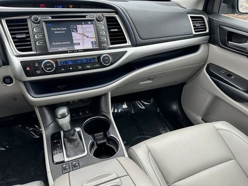 Used 2019 Toyota Highlander XLE image 18