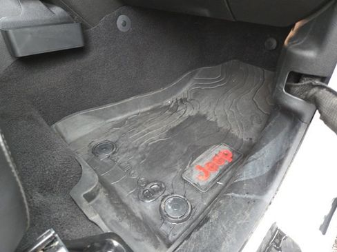 Used 2022 Jeep Gladiator Overland w/ Cold Weather Group image 15