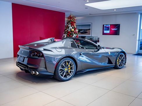 Used 2021 Ferrari 812 GTS image 6
