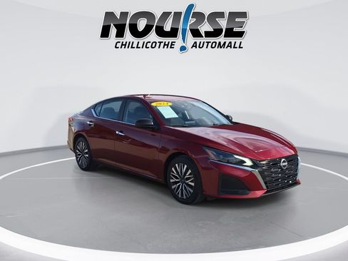 Used 2024 Nissan Altima 2.5 SV FWD image 2