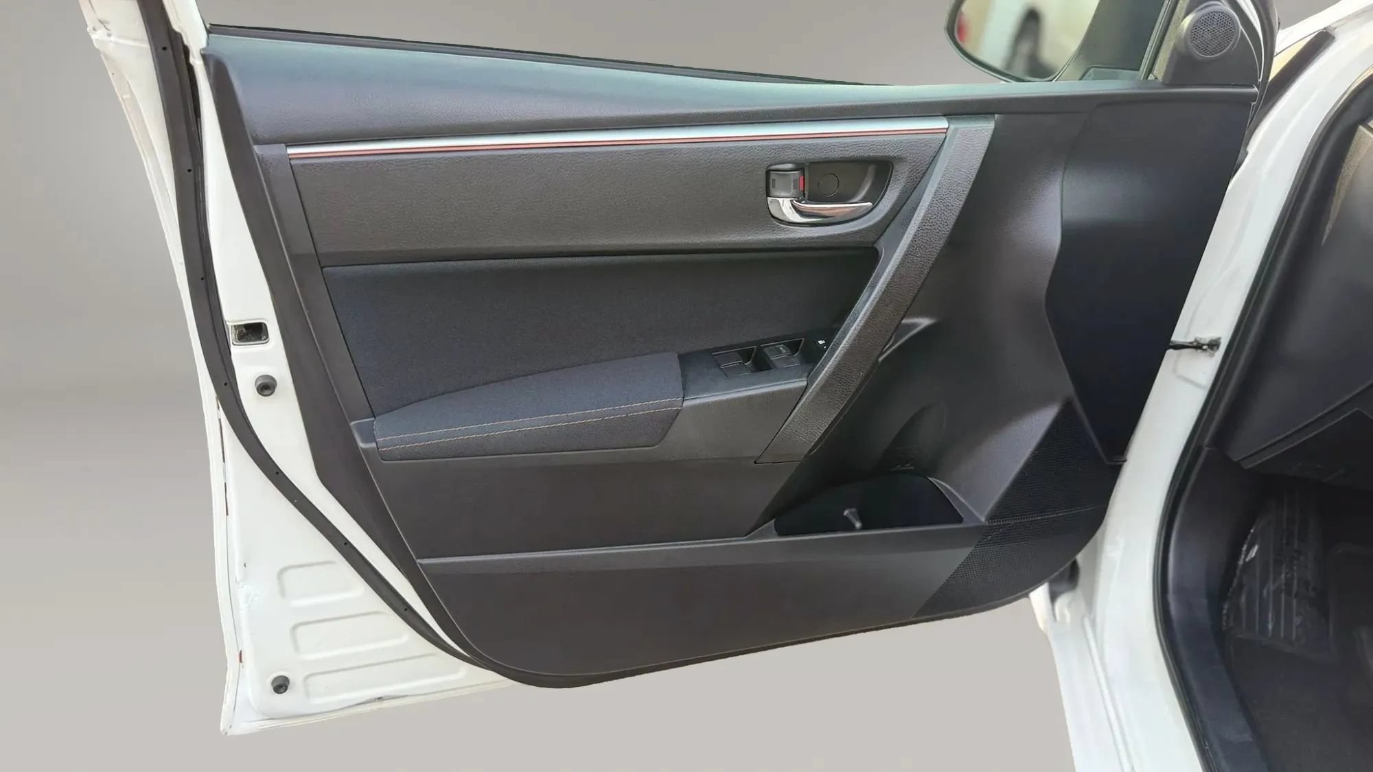 Used 2015 Toyota Corolla LE FWD image 9