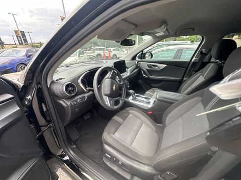 Used 2025 Chevrolet Blazer LT FWD image 2