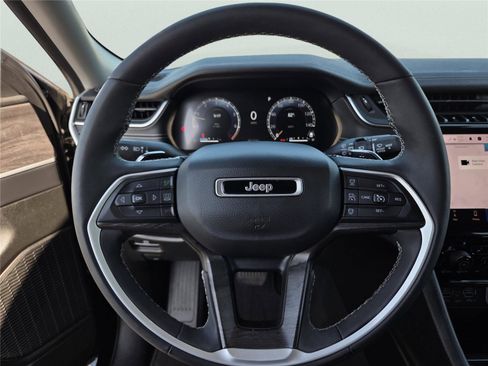 Used 2023 Jeep Grand Cherokee Limited AWD/4WD image 25